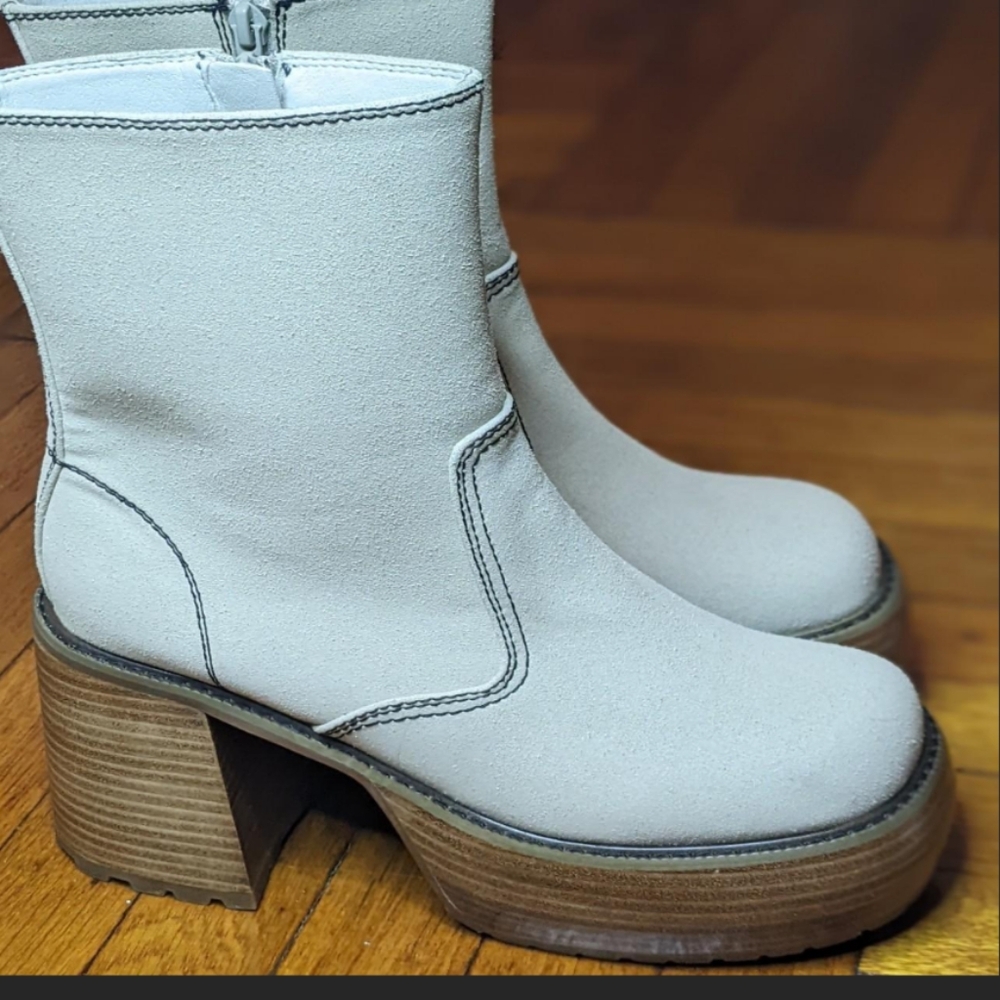 Sz 8 Delia's by Dolls Kill Ecru boots with wood platform w/ zipper